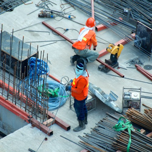 Construction workers with beams - SCR Safety Solutions